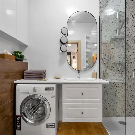 Wola - Parking, Balcony, Quiet & Quarter - By Rentujemy Apartamento